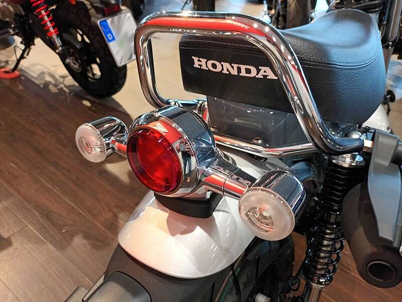 Honda ST125 Dax verschiedene Farben